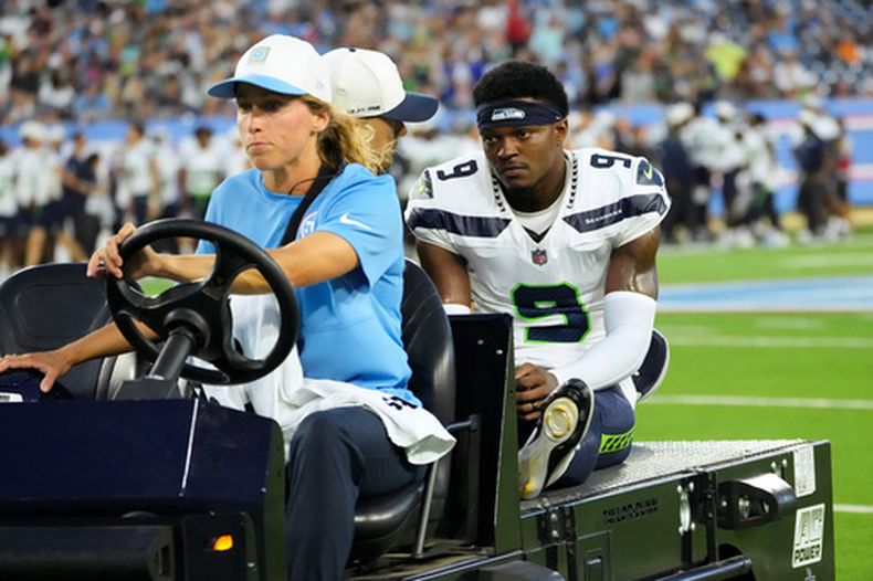 El back defensivo de los Falcons de Seattle, Bud Clark (9), es retirado del campo en carrito tras lesionarse durante la primera mitad de un partido de fútbol americano de pretemporada de la NFL contra los Titans de Tennessee, el domingo 23 de agosto de 2026, en Nashville, Tennessee. (Foto AP/George Walker IV)