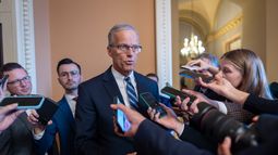 El líder de la mayoría en el Senado de Estados Unidos, el republicano John Thune, habla con reporteros acerca del cierre del gobierno, en el Capitolio, en Washington, el 7 de noviembre de 2025. (AP Foto/J. Scott Applewhite)