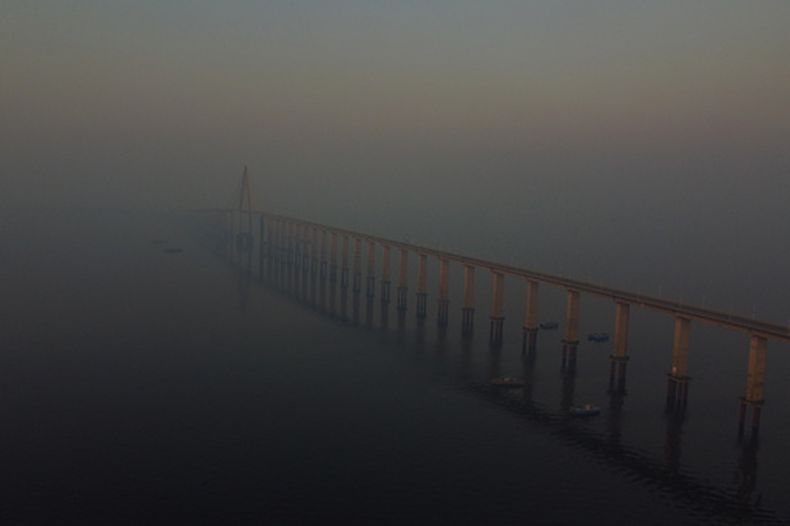 El puente Jornalista Phelippe Daou envuelto por el humo de los incendios forestales que inundan el aire en Manaos, en el estado de Amazonas, Brasil, el viernes 9 de octubre de 2026. (AP Foto/Edmar Barros)