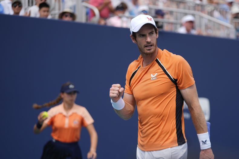 Andy Murray, de Gran Bretaña, celebra después de ganar un juego contra Tomas Machac, de República Checa, en su partido de tercera ronda del torneo de tenis Abierto de Miami, el domingo 24 de marzo de 2024, en Miami Gardens, Florida. (AP Foto/Rebecca Blackwell)