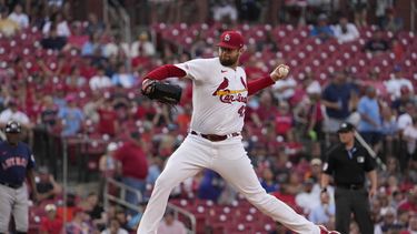 El abridor de los Cardenales de San Luis Jordan Montgomery lanza en la primera entrada del encuentro ante los Astros de Houston el martes 27 de junio del 2023. (AP Foto/Jeff Roberson)