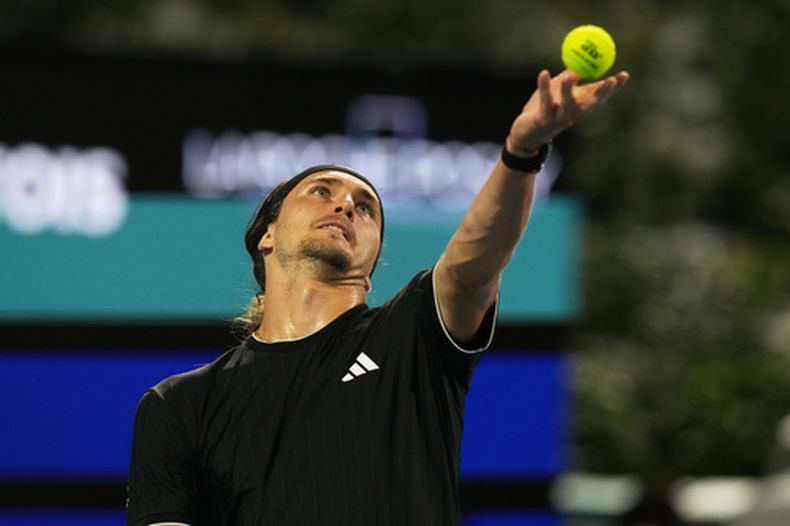El alemán Alexander Zverev realiza su saque ante el argentino Francisco Cerúndolo en los cuartos de final del Abierto de Miami, el jueves 26 de marzo de 2026 (AP Foto/Marta Lavandier)