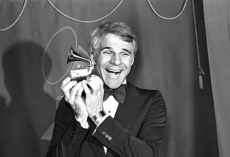 ARCHIVO - El comediante Steve Martin sostiene el Grammy que ganó a la mejor grabación de comedia por el álbum A Wild And Crazy Guy, en Los Ángeles el 15 de febrero de 1979. Martin es el tema de un nuevo documental Steve! (Martin) a Documentary in 2 Pieces. (Foto AP/Lennox McLendon, archivo)