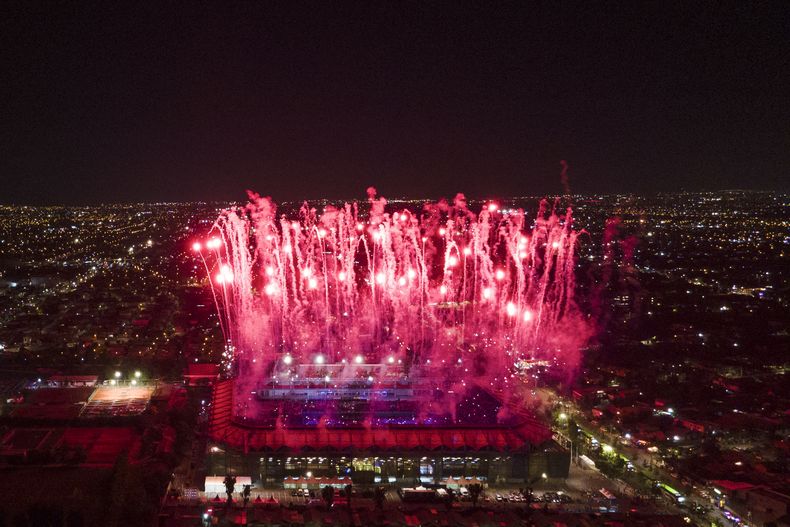 Fuegos artificiales durante la ceremonia de clausura de los Juegos Panamericanos en el estadio Bicentenario en Santiago, Chile, el domingo, 5 de noviembre de 2023. (AP Foto/Matías Basualdo)