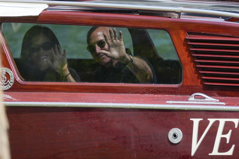 El multimillonario fundador de Amazon, Jeff Bezos, derecha, y Lauren Sánchez llegan en bote a un hotel de Venecia, el miércoles 25 de junio de 2025, antes de las festividades en la ciudad, presuntamente vinculadas con su boda. (AP Foto/Luca Bruno)