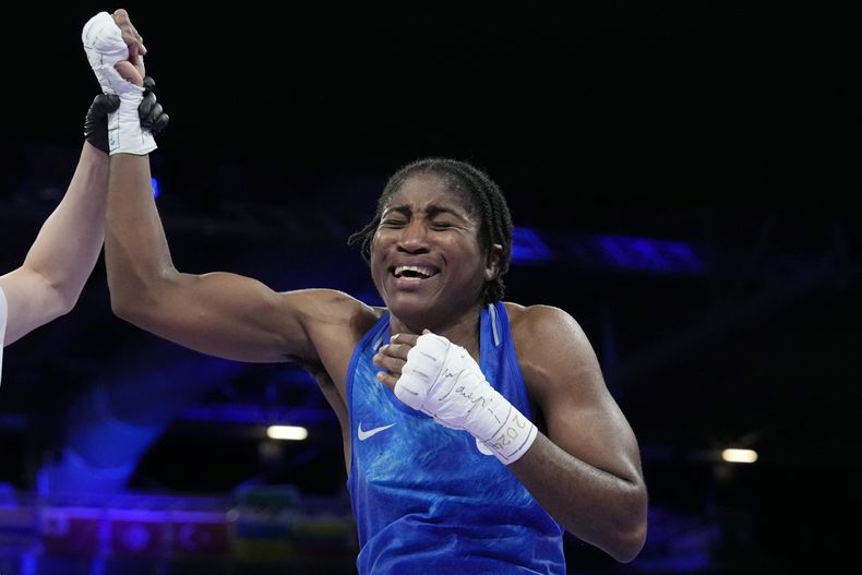 Cindy Ngamba, integrante del equipo de refugiados, celebra tras vencer a la canadiense Tammara Thibeault en los 75 kilogramos del boxeo femenino de los Juegos Olímpicos, el miércoles 31 de julio de 2024, en Villepinte, Francia. (AP Foto/Ariana Cubillos)
