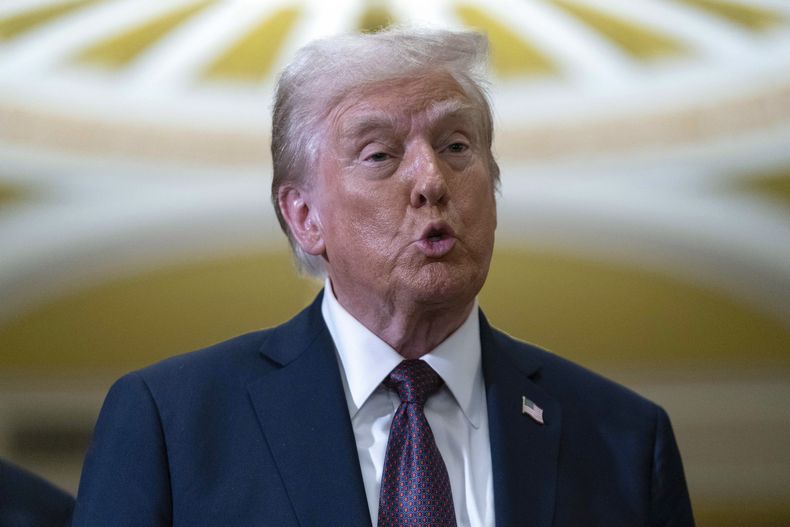 El presidente electo Donald Trump habla con los periodistas tras una reunión con los líderes republicanos en el Capitolio el miércoles 8 de enero de 2025, en Washington. (AP foto/Jose Luis Magana)