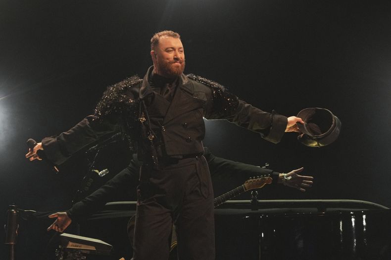Sam Smith de Inglaterra durante su concierto en el Festival Tecate Emblema en la Ciudad de México el viernes 17 de mayo de 2024. (Foto AP/Fernando Llano)