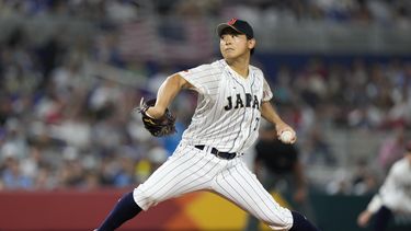ARCHIVO - El pitcher japonés Japan Shota Imanaga lanza ante Estados Unidos en la final del Clásico Mundial de Béisbol, el martes 21 de marzo de 2023, en Miami. (AP Foto/Wilfredo Lee)