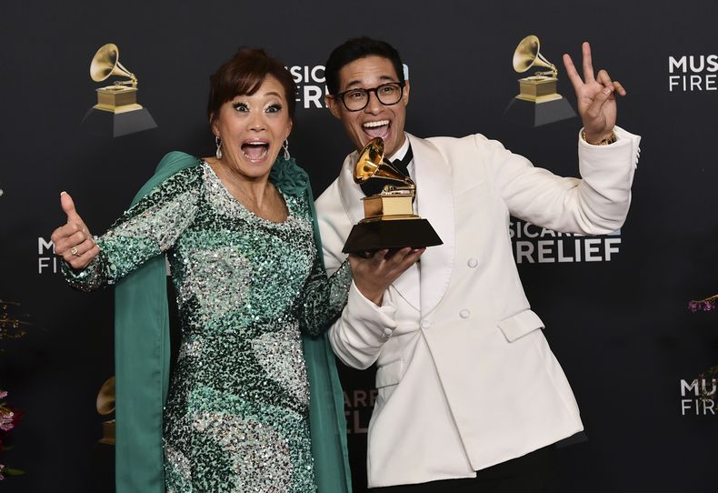 Mimy Succar, izquierda, y Tony Succar posan en la sala de prensa con el premio al mejor álbum tropical latino por Alma, Corazón y Salsa durante la 67ª entrega anual de los Grammy el domingo 2 de febrero de 2025 en Los Ángeles. (Foto Richard Shotwell/Invision/AP)