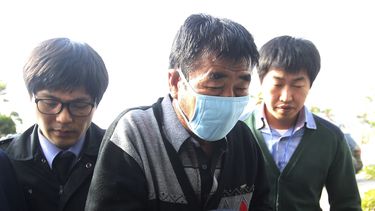 americateve | Lee Joon-seok (centro), capit&aacute;n del ferri que se hundi&oacute; en la costa de Corea del Sur, a su llegada a los cuarteles de la polic&iacute;a en Mokpo, al sur de Se&uacute;l, el 19 de abril de 2013. (Foto de AP/Yonhap, archivo) Prohibido su uso en