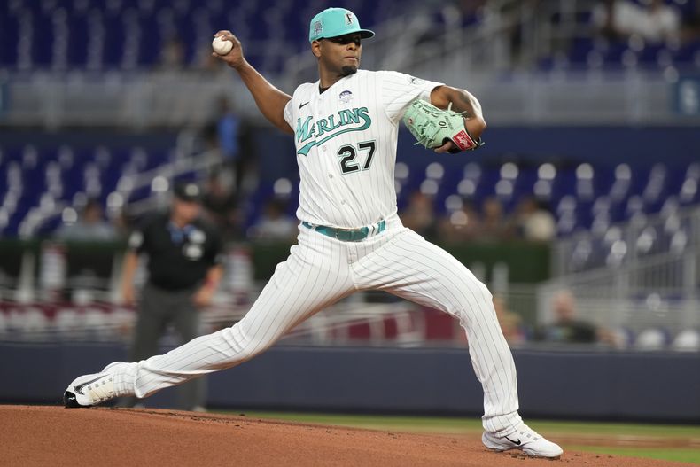 El dominicano Edward Cabrera, de los Marlins de Miami, hace un lanzamiento en el duelo del viernes 2 de junio de 2023, ante los Atléticos de Oakland (AP Foto/Marta Lavandier)