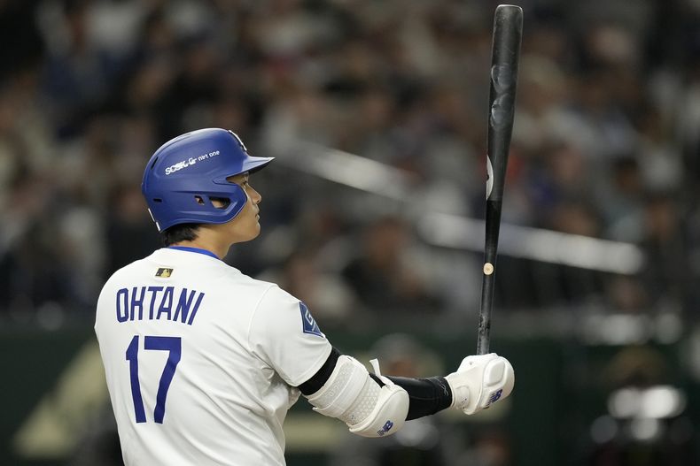 Shohei Ohtani de los Dodgers de Los Ángeles batea ante los Hanshin Tigers en un juego de exhibición, el domingo 16 de marzo de 2025, en Tokio. (AP Foto/Hiro Komae)