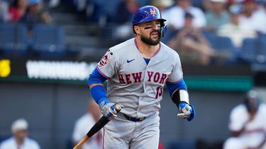 El venezolano Luis Torrens, de los Mets de Nueva York, comienza el trote tras conectar un jonrón ante los Guardianes de Cleveland, el martes 4 de agosto de 2026 (AP Foto/Sue Ogrocki)