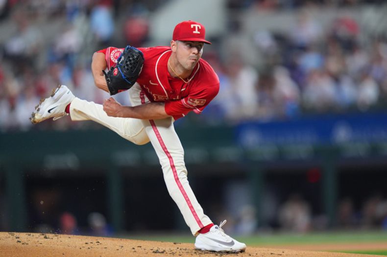 MacKenzie Gore, abridor de los Rangers de Texas, lanza en el juego del viernes 29 de mayo de 2026 ante los Rojos de Cincinnati (AP Foto/LM Otero)