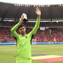 El arquero belga Thibaut Courtois muestra un trofeo al celebrar su partido número 100 con la selección contra Austria en las eliminatorias de la Euro 2024, el sábado 17 de junio de 2023. (AP Foto/Geert Vanden Wijngaert)