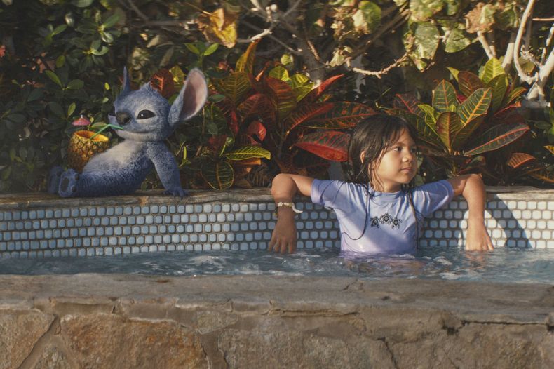 Esta imagen publicada por Disney muestra al personaje Stitch, a la izquierda, y Maia Kealoha, como Lilo, en una escena de Lilo & Stitch. (Disney via AP)