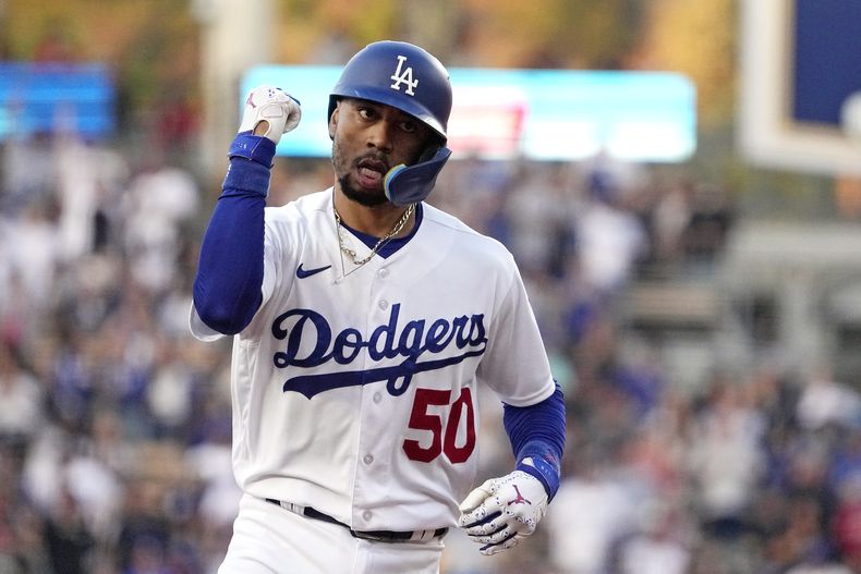 Mookie Betts de los Dodgers de Los Ángeles hace un gesto mientras recorre las bases trs conectar un jonrón solitario en la tercera entrada del juego ante los Angelinos de Los Ángeles el viernes 7 de julio del 2023. (AP Foto/Mark J. Terrill)