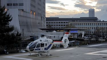 americateve | En la imagen se ve un helic&oacute;ptero situado frente al hospital de la ciudad francesa de Grenoble , en los Alpes, a donde fue trasladado el ex campe&oacute;n de F&oacute;rmula 1 Michael Schumacher para ser atendido de un golpe en la cabeza que sufri&o
