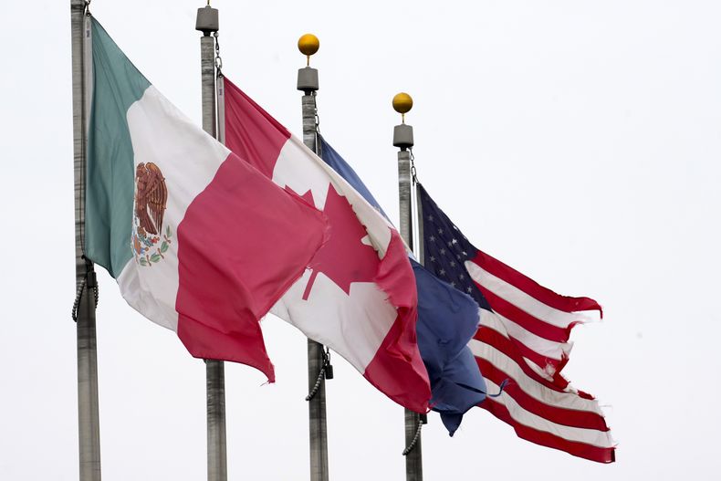 Las banderas de México, Canadá y Estados Unidos en el puente Ambassador en Detroit el 3 de febrero del 2025. (AP foto/Paul Sancya)