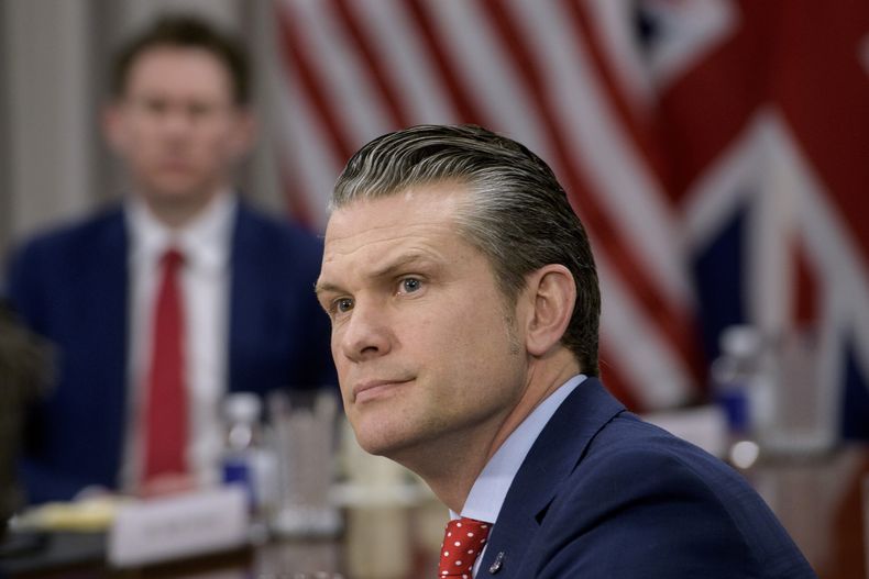 El secretario de Defensa, Pete Hegseth, responde a las preguntas de los periodistas durante una reunión con el secretario de Defensa de Gran Bretaña, John Healey, en el Pentágono, el jueves 6 de marzo de 2025, en Washington. (AP Foto/Rod Lamkey, Jr.)