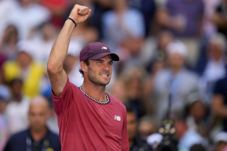 El español Tommy Paul celebra tras derrotar al español Alejandro Davidovich Fokina durante la tercera ronda del US Open, el viernes 1 de septiembre de 2023, en Nueva York. (AP Foto/Manu Fernández)