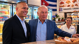 escandalo en panaderia cubana de miami! visita de lideres democratas desata polemica..