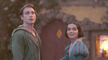 Esta imagen publicada por Disney muestra a Andrew Burnap y Rachel Zegler en una escena de Blancanieves. (Disney vía AP)