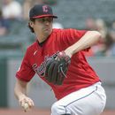 El abridor de los Guardianes de Cleveland, Cal Quantrill, lanza en contra de los Mellizos de Minnesota durante la primera entrada del juego de béisbol en Cleveland, el domingo 7 de mayo de 2023. (AP Foto/Phil Long)