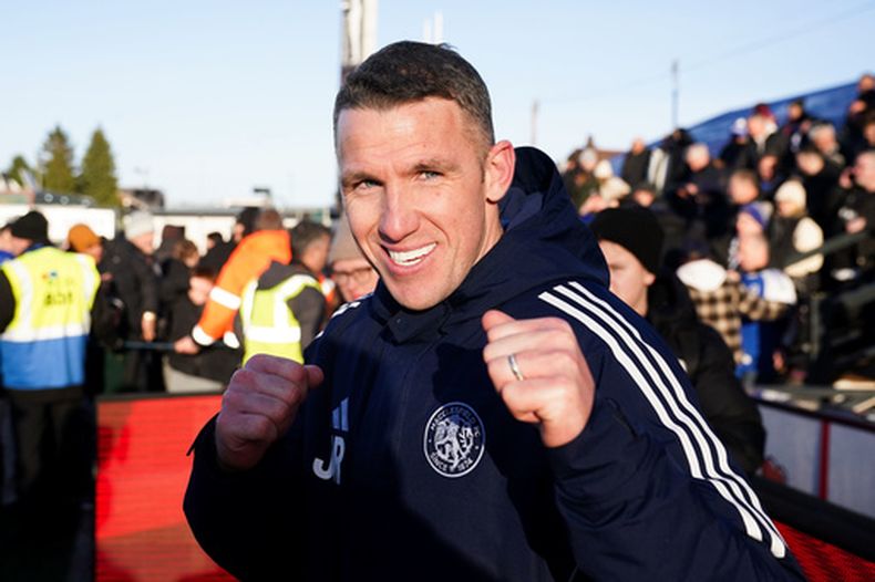 El técnico de Macclesfield John Rooney tras eliminar a Crystal Palace en la tercera ronda de la Copa FA, el 10 de enero de 2026. (Martin Rickett/PA vía AP)