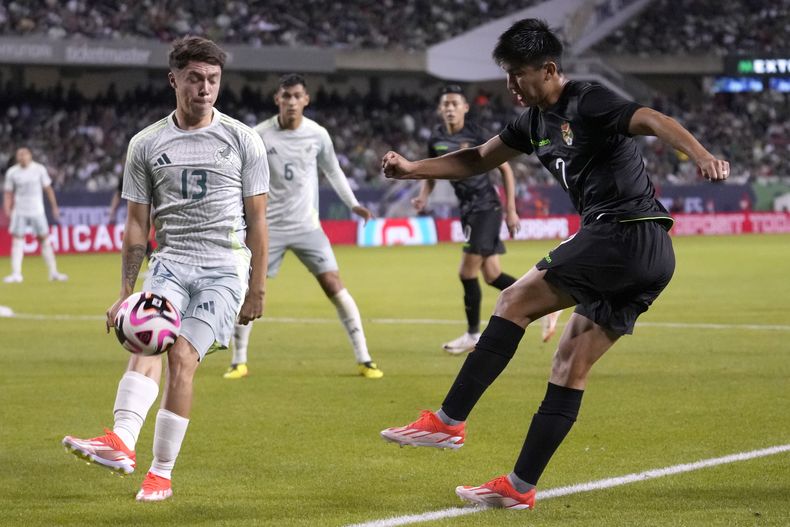 Rodrigo Huescas, de la selección mexicana, tapa un tiro del boliviano Miguel Terceros, durante un partido amistoso realizado el viernes 31 de mayo de 2024, en Chicago (AP Foto/Charles Rex Arbogast)