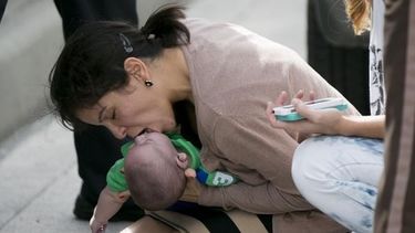 americateve | Una mujer se bajó de su auto en pleno embotellamiento gritando que su sobrino de cinco meses se ahogaba. Inmediatamente fue socorrido por otros conductores. Conmovedoras imágenes.
