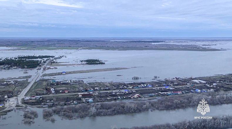En esta captura de un video difundido por el Servicio de Prensa del Ministerio de Emergencias de Rusia el martes 16 de abril de 2024, se observa una vista aérea de la zona inundada del río Tobol, en la región de Kurgán, Rusia. (Servicio de Prensa del Ministerio de Emergencias de Rusia vía AP)