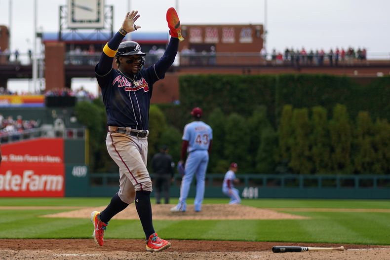 Ronald Acuña Jr. de los Bravos de Atlanta al anotar una carrera ante los Filis de Filadelfia, el jueves 22 de junio de 2023. (AP Foto/Matt Slocum)