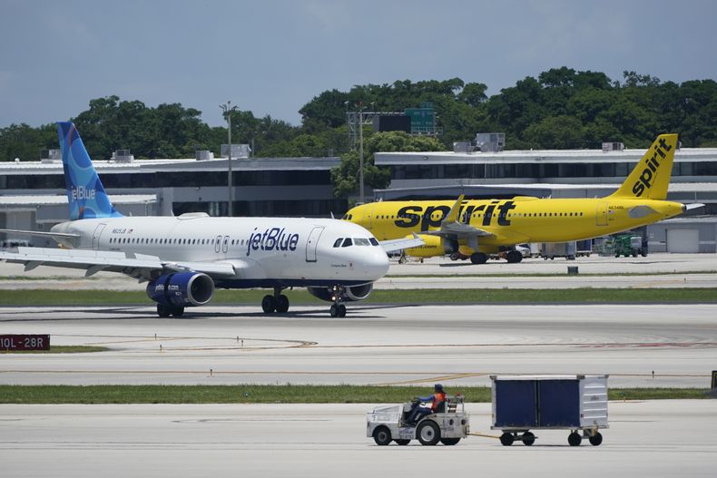 ARCHIVO - Un Airbus A320 de JetBlue Airways, izquierda, pasa junto a un Airbus A320 de Spirit Airlines mientras se desplaza en la pista, el 7 de julio de 2022 en el Aeropuerto Internacional de Fort Lauderdale-Hollywood en Fort Lauderdale, Florida. (AP Foto/Wilfredo Lee, Archivo)