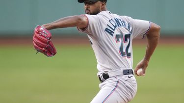 El abridor de los Marlins de Miami Sandy Alcantara lanza en la primera entrada del juego ante los Medias Rojas de Boston el martes 27 de junio del 2023. (AP Foto/Charles Krupa)