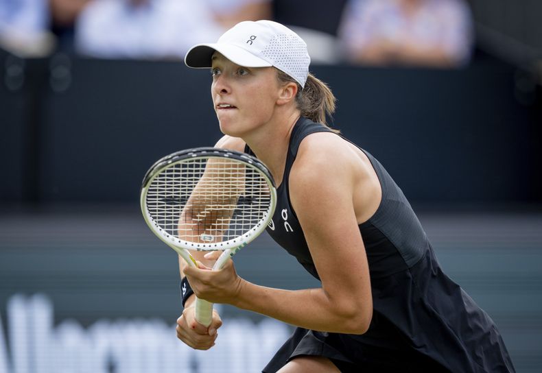 La polaca Iga Swiatek corre hacia la bola en el encuentro ante la suiza Jil Teichmann en el torneo Abierto Bad Homburg el miércoles 28 de junio del 2023. (AP Foto/Michael Probst)