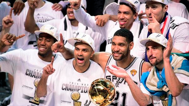 americateve | Fue figura el argentino Ginobili. San Antonio el nuevo campeón, derrotó 104-87 al Miami Heat y son los monarcas de la NBA en 2014. El coach Gregg Popovich y Tim Duncan consiguen su quinto anillo de campeones en los últimos 15 años.