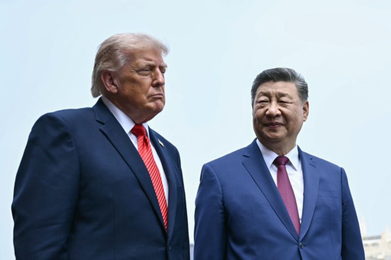 ARCHIVO - El presidente de China, Xi Jinping, a la derecha, y el presidente de Estados Unidos, Donald Trump, visitan el Templo del Cielo en Beijing, el 14 de mayo de 2026. (Brendan Smialowski/Pool Foto via AP, Archivo)