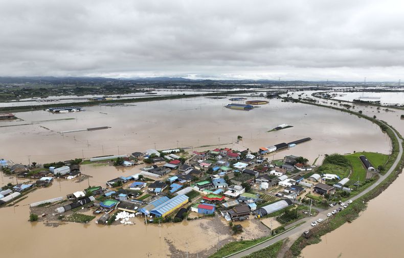 Una aldea inundada debido a las fuertes lluvias en Yesan, Corea del Sur, el jueves 17 de julio de 2025. (Yoo Hyung-seok/Yonhap vía AP)