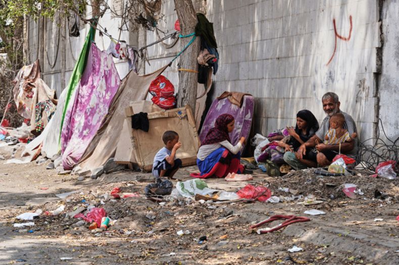 Una familia yemení desplazada se ve sentada en un refugio improvisado al lado de la calle en Adén, Yemen, el domingo 11 de octubre de 2026. (AP Foto/Abdulnasser Alseddik)