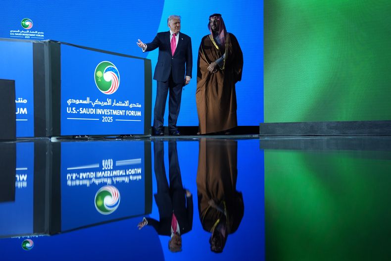 El presidente Donald Trump sube al escenario durante el Foro de Inversión Saudí junto al príncipe heredero Mohamed bin Salman en el Centro Kennedy, el miércoles 19 de noviembre de 2025, en Washington. (AP Foto/Evan Vucci)
