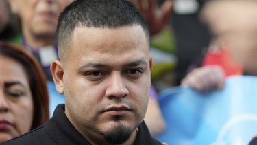 ARCHIVO - Kilmar Ábrego García se une a simpatizantes en una protesta afuera de la oficina de campo del Servicio de Inmigración y Control de Aduanas (ICE, por sus siglas en inglés) en Baltimore, el 25 de agosto de 2025. (AP Foto/Stephanie Scarbrough, Archivo)