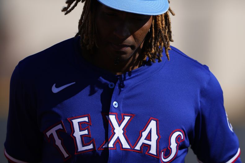 El dominicano José Ureña entra en el campo de prácticas durante la pretemporada, el miércoles 14 de febrero de 2024, en Surprise, Arizona (AP Foto/Lindsey Wasson)