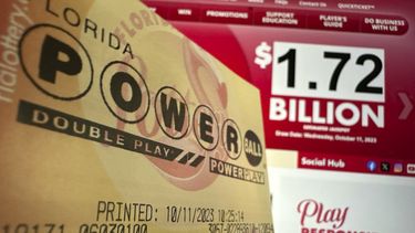 Un boleto de la lotería Powerball, fotografiado el 11 de octubre de 2023, en Surfside, Florida. (AP Foto/Wilfredo Lee)