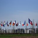 ARCHIVO - Banderas de los países miembros de la OTAN afuera de la sede de la alianza militar en Bruselas, el 14 de marzo de 2024. (AP Foto/Virginia Mayo)