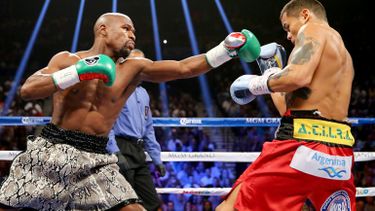 americateve | El campeón ganó por decisión unánime y retuvo los títulos mundiales welter AMB-CMB en una pelea en la que no lució pero en la que enfrentó a un Maidana que volvió a sufrir por su ineficacia