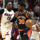 En foto del 8 de mayo del 2023, el pívot del Heat de Miami Bam Adebayo defiende a al alero de los Knicks de Nueva York Julius Randle en el juego 4 de las semifinales de la Conferencia Este. (AP Foto/Lynne Sladky)