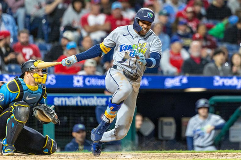 Chandler Simpson, de los Rays de Tampa Bay, reacciona después de que una batazo de faul le golpeara en la pierna en la sexta entrada del juego de béisbol de Grandes Ligas contra los Filis de Filadelfia, el viernes 25 de septiembre de 2026, en Filadelfia. (AP Foto/Laurence Kesterson)