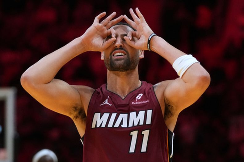 Klay Thompson, del Heat de Miami, festeja tras encestar ante los Pacers de Indiana en el partido del viernes 30 de octubre de 2026 (AP Foto/Lynne Sladky)